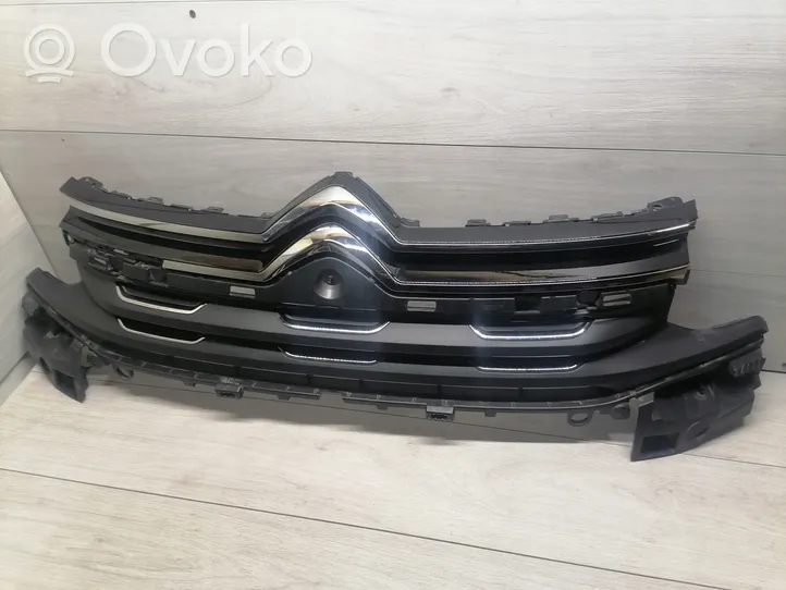 Citroen C5 Aircross Etupuskurin ylempi jäähdytinsäleikkö 9825347677