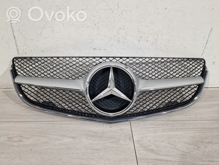 Mercedes-Benz E C207 W207 Grotelės viršutinės A2078802483