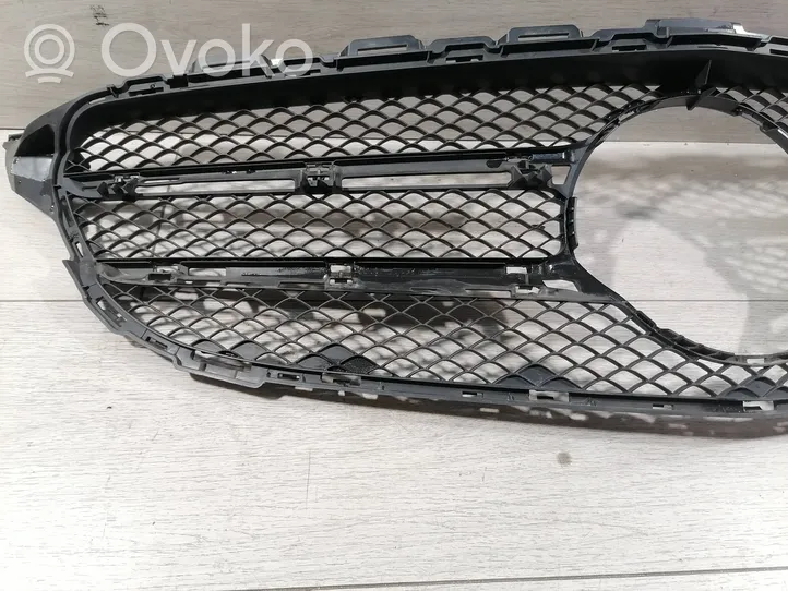 Mercedes-Benz C AMG W205 Grille calandre supérieure de pare-chocs avant A2058800183