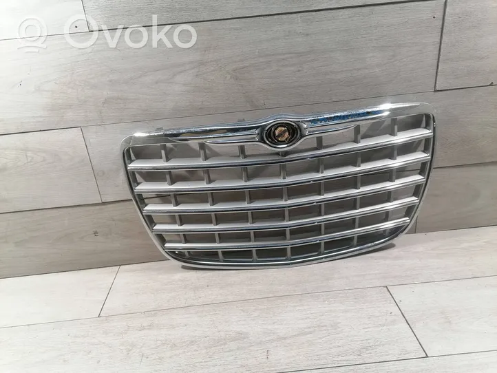 Chrysler 300 - 300C Maskownica / Grill / Atrapa górna chłodnicy 04806366AA