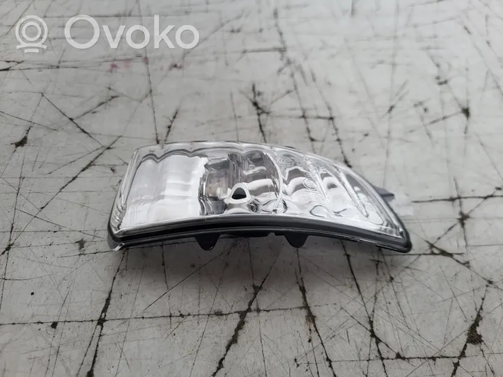 Volvo C30 Front indicator light 31111102