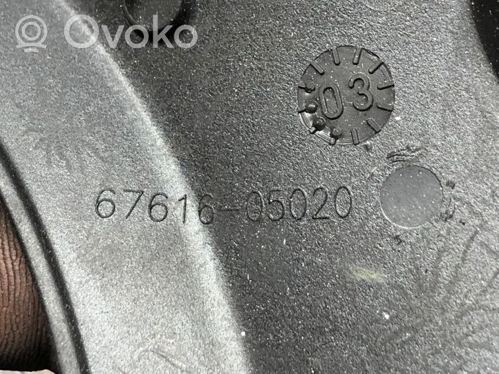 Toyota Avensis T250 Obudowa klamki wewnętrznej drzwi przednich 6761605020