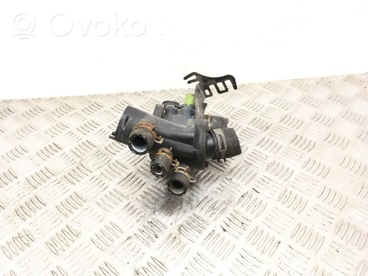 Volkswagen Polo III 6N 6N2 6NF Termostaatin kotelo 032121121