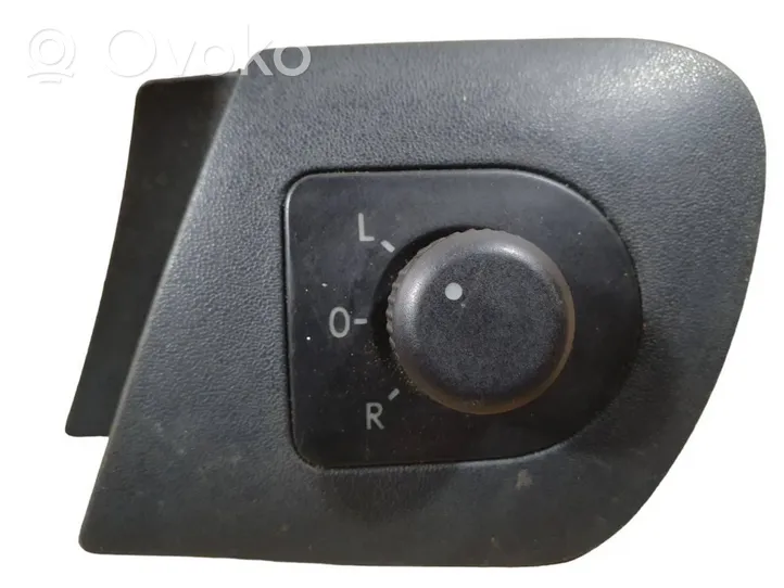 Skoda Octavia Mk1 (1U) Przycisk regulacji lusterek bocznych 1U1867185C
