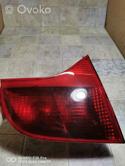 Audi A4 S4 B7 8E 8H Lampy tylnej klapy bagażnika 8E9945093