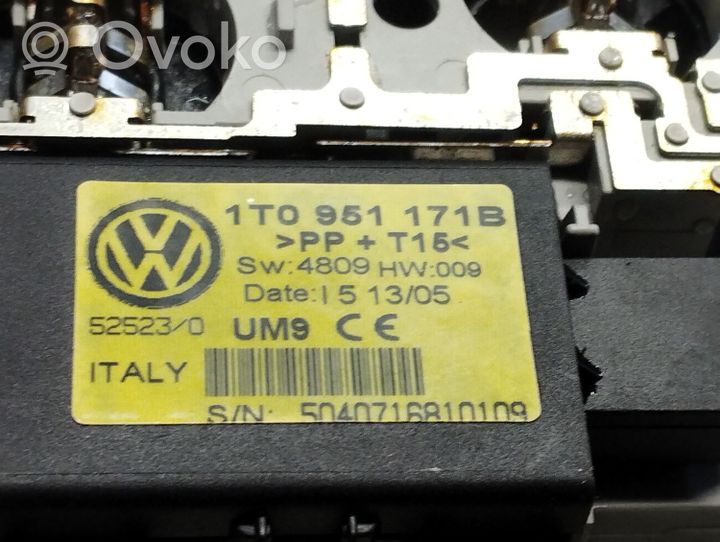 Volkswagen Touran I Światło fotela przedniego 1T0951171B