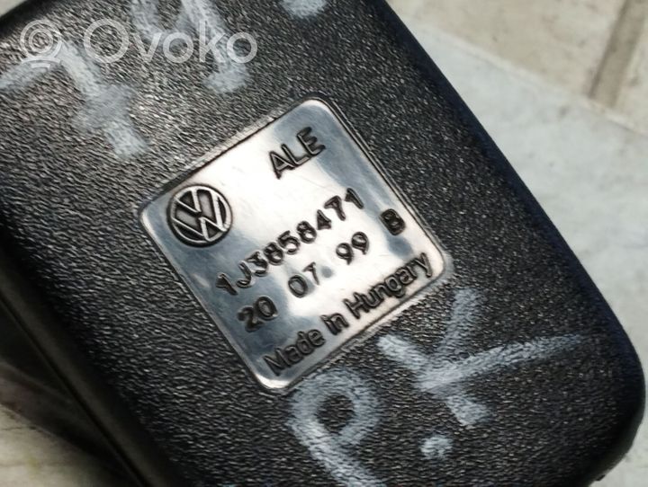 Volkswagen Golf IV Klamra przedniego pasa bezpieczeństwa 1J3858471
