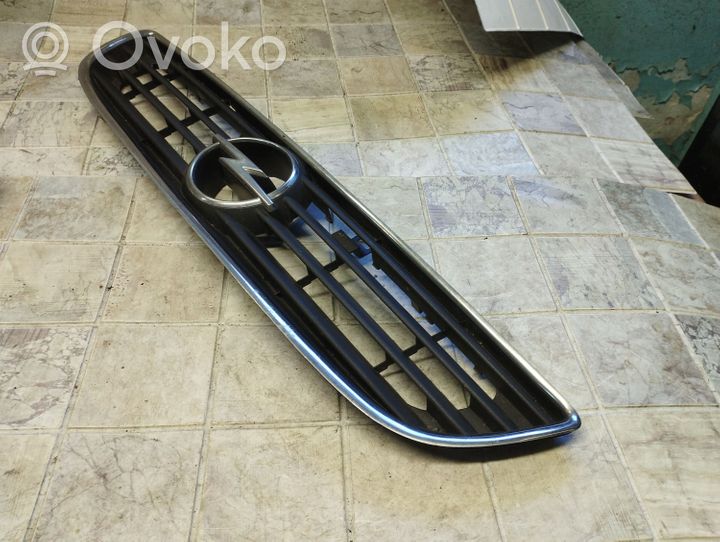 Opel Zafira A Grille calandre supérieure de pare-chocs avant 90580685