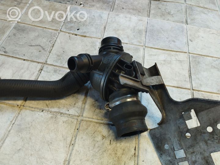 BMW 5 GT F07 Carcasa del termostato 6601544