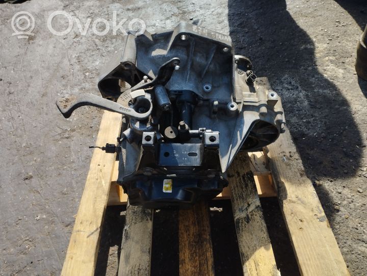 Volkswagen Fox Mechaninė 5 pavarų dėžė 02T301103L