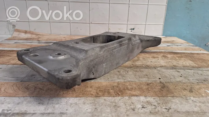 BMW 5 F10 F11 Supporto di montaggio scatola del cambio 73681310