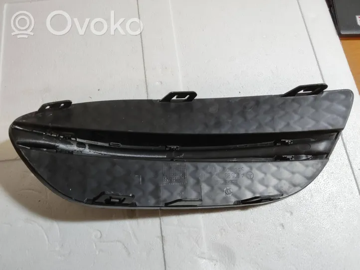 Mercedes-Benz C W205 Etupuskurin alempi jäähdytinsäleikkö A2058851123