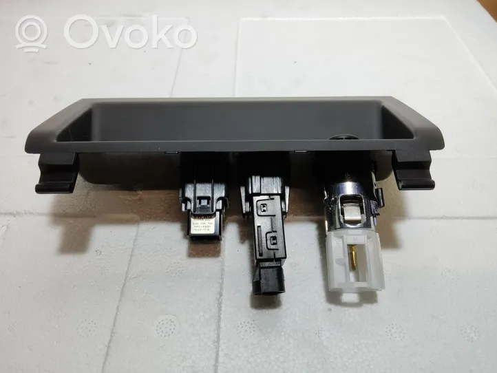 Skoda Fabia Mk3 (NJ) Connecteur/prise USB 6V0857367A