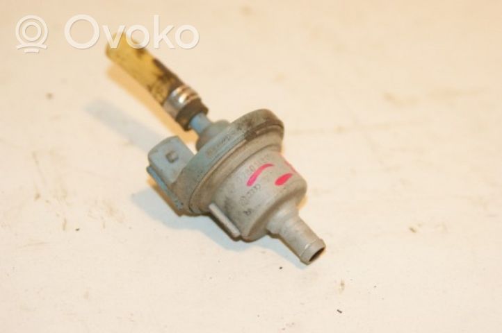 Volkswagen PASSAT B4 Soupape de ventilation, réservoir de carburant 050133517