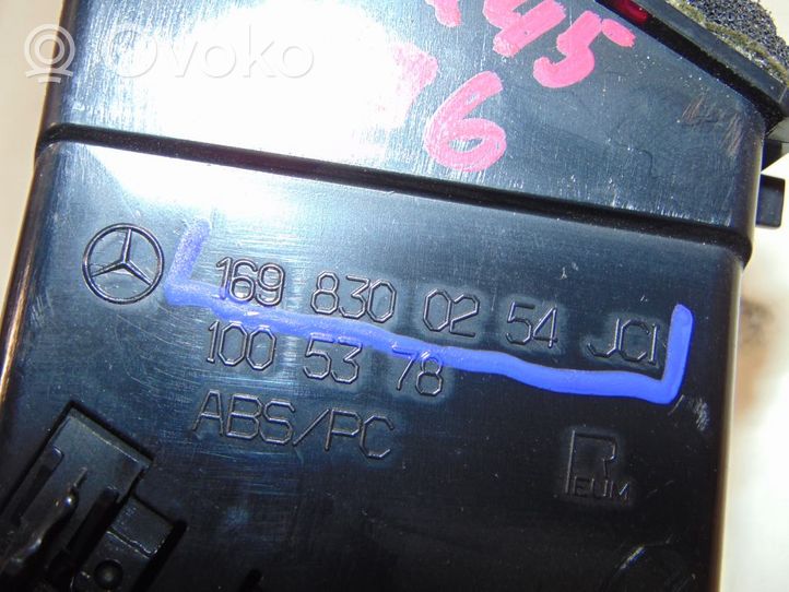 Mercedes-Benz B W245 Kojelaudan sivutuuletussuuttimen kehys A1698300254
