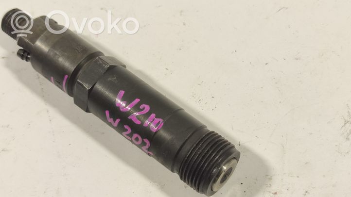 Mercedes-Benz E W210 Injecteur de carburant A0000101051