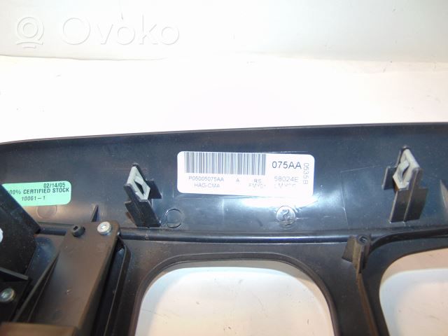 Dodge Grand Caravan Cadre, panneau d'unité radio / GPS 05009035AA