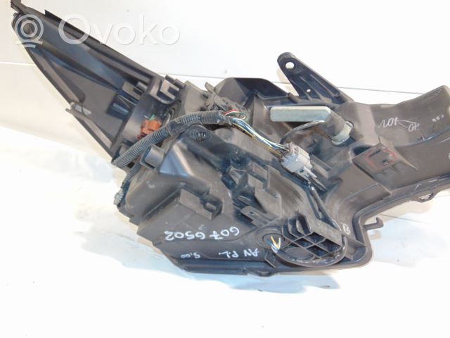 Toyota Avensis T270 Lampa przednia 8117005390