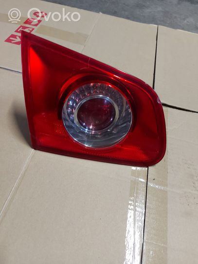 Volkswagen PASSAT B6 Lampy tylnej klapy bagażnika 3C9945093