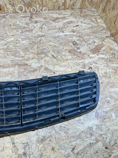 Mercedes-Benz E W211 Grille de calandre avant A2118800583