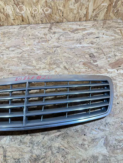 Mercedes-Benz E W211 Griglia anteriore A2118800383