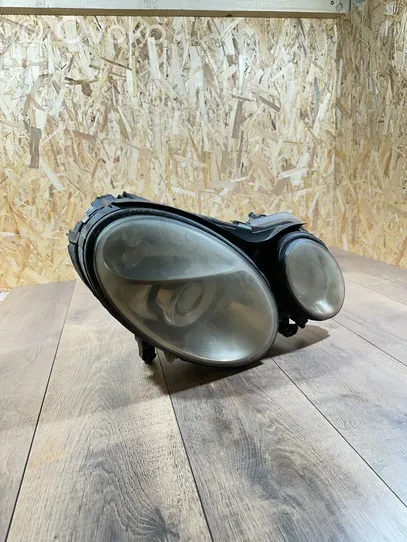 Mercedes-Benz E W211 Lampa przednia 