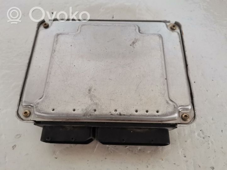 Volkswagen Golf V Calculateur moteur ECU 3U0907401