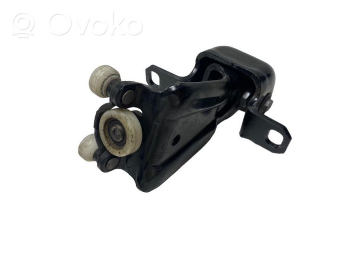 Mercedes-Benz V Class W447 Guida a rullo centrale per portellone scorrevole A4477600247