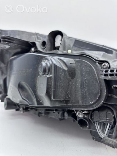 Volvo XC60 Lampa przednia 31698810