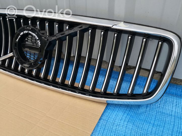 Volvo S90, V90 Etupuskurin ylempi jäähdytinsäleikkö 31425412