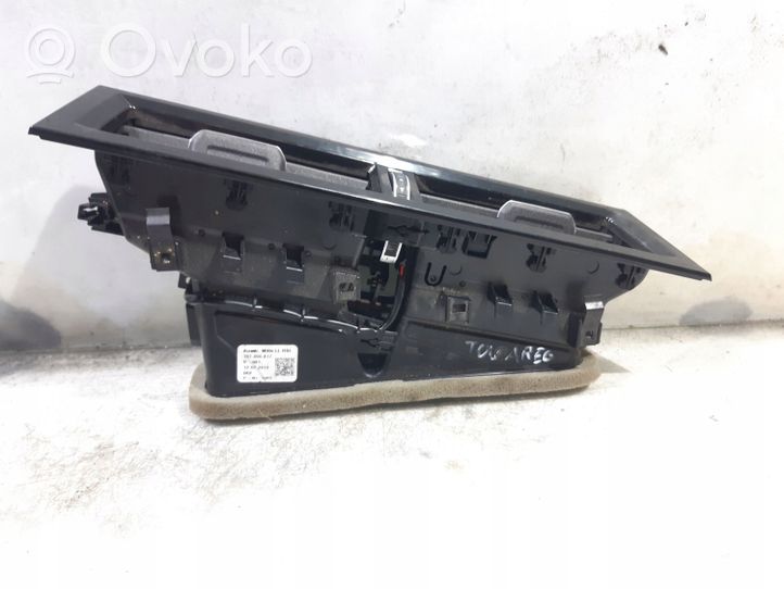 Volkswagen Touareg III Rejilla de ventilación central del panel 761858417