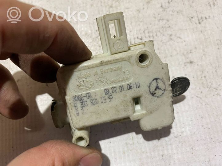 Mercedes-Benz C W203 Verrouillage du bouchon du réservoir de carburant a2038201997