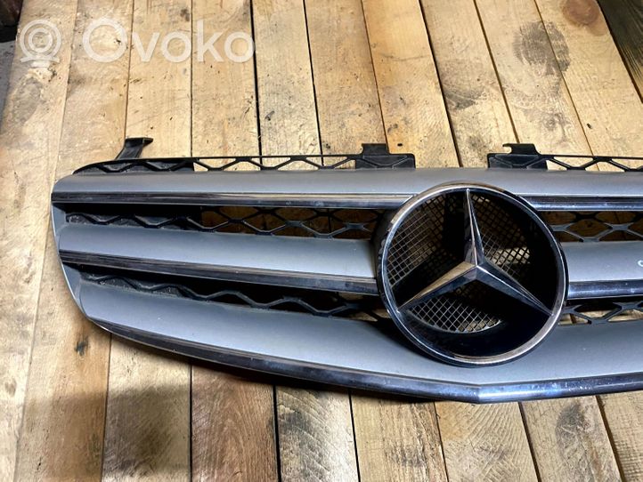 Mercedes-Benz R W251 Maskownica / Grill / Atrapa górna chłodnicy a2518880241