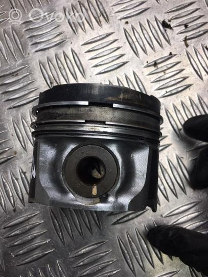 Toyota Avensis T270 Piston avec bielle 640243