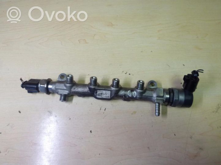 Volkswagen Golf VII Fuel distributor 04L089B