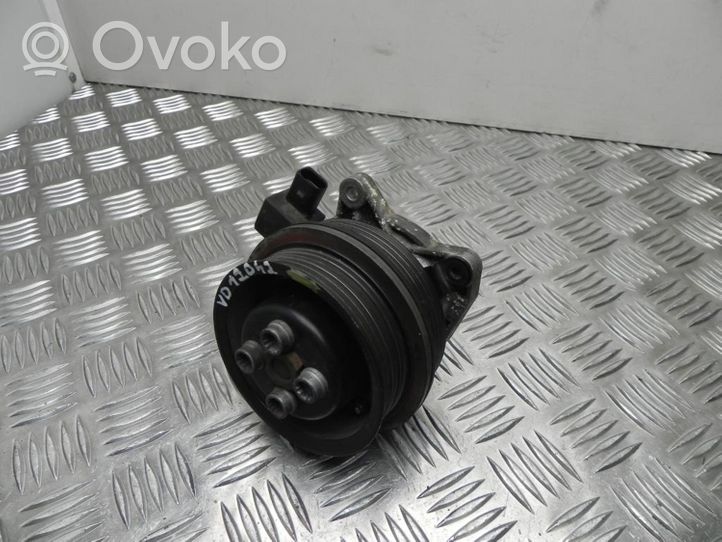 Volkswagen Golf V Pompe de circulation d'eau 03C121004E