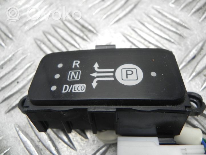 Nissan Leaf I (ZE0) Sygnalizator zmiany biegów M1611