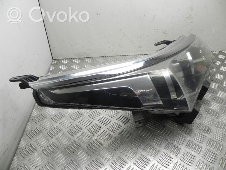 Toyota Corolla E160 E170 Lampa przednia 8111002E70