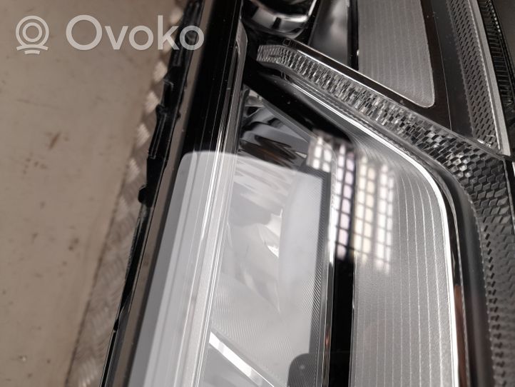 Audi Q7 4M Lampa przednia 4M0941033D