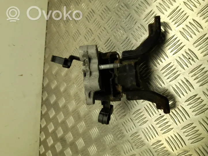 Toyota Auris E180 Supporto di montaggio del motore B9