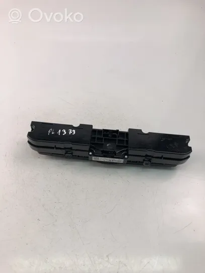 Mercedes-Benz Vito Viano W639 Botón interruptor de luz de peligro A6398701710