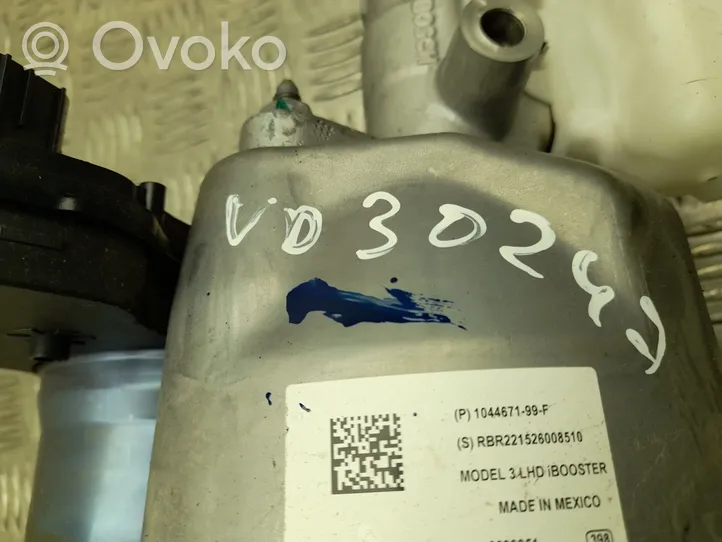 Tesla Model 3 Główny cylinder hamulca 104467199F