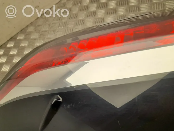 Toyota Aygo AB40 Aizmugurējais lukturis virsbūvē 815600H122