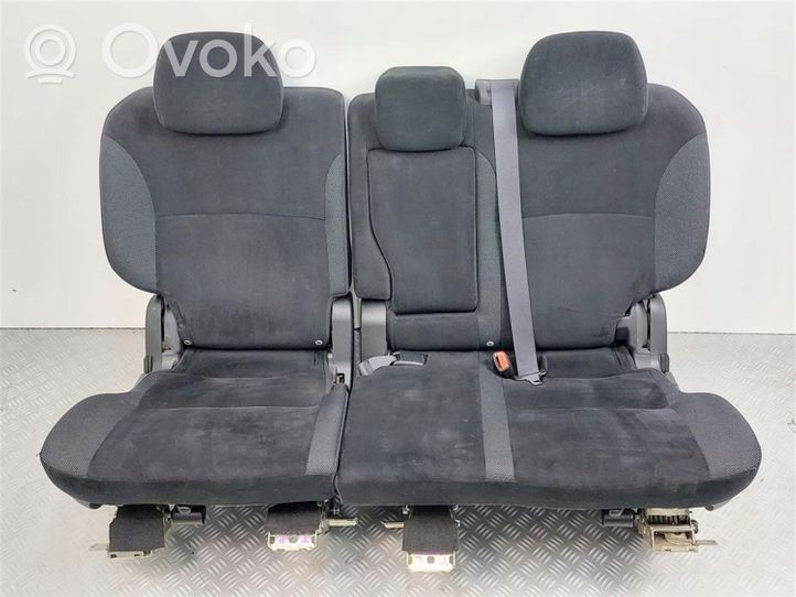 Mitsubishi Outlander Second row seats 