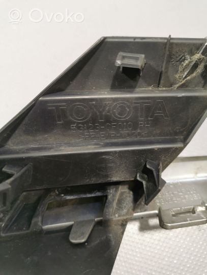 Toyota Verso Rejilla superior del radiador del parachoques delantero 531230F010