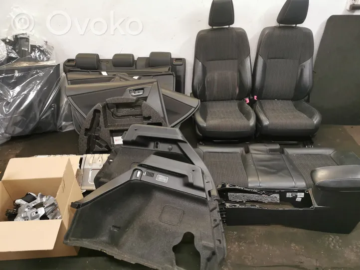 Toyota Auris E180 Sitze komplett 