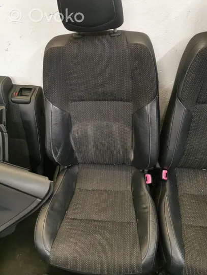 Toyota Auris E180 Sēdekļu komplekts 
