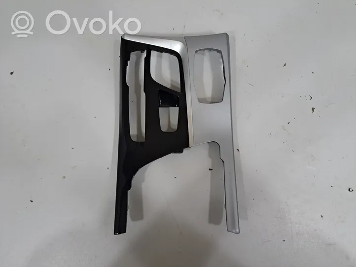 BMW 5 G30 G31 Kita centrinė konsolės (tunelio) detalė 9370804