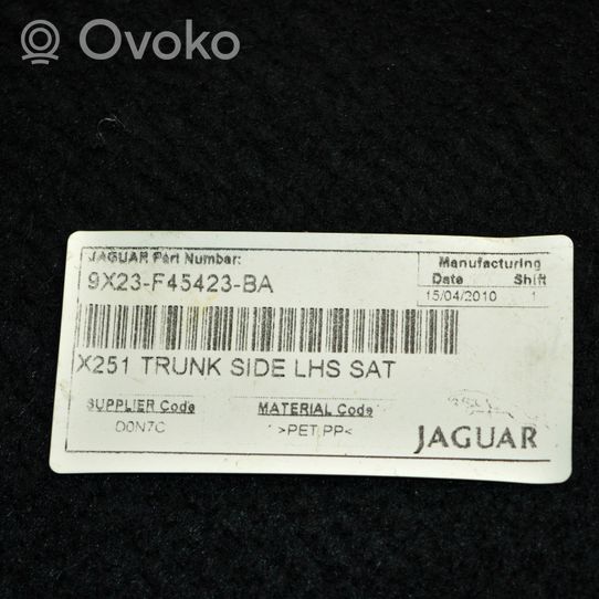 Jaguar XF X250 Tavaratilan/takakontin alempi sivuverhoilu 9X23F4523BA