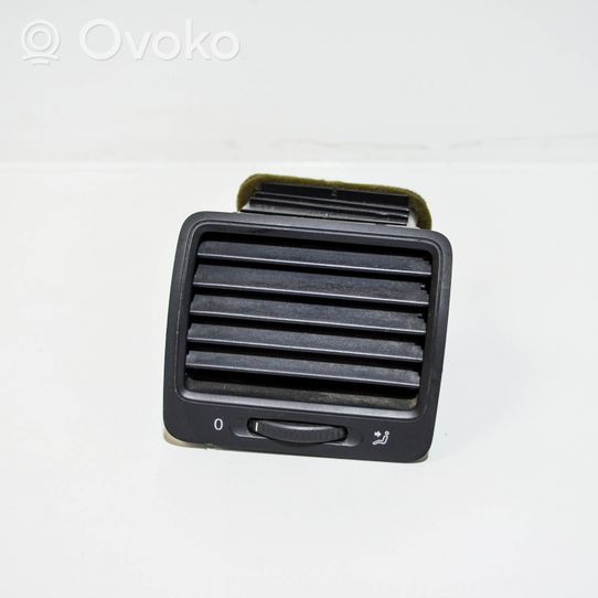 Volkswagen Golf V Lango oro grotelės 1K0819704B